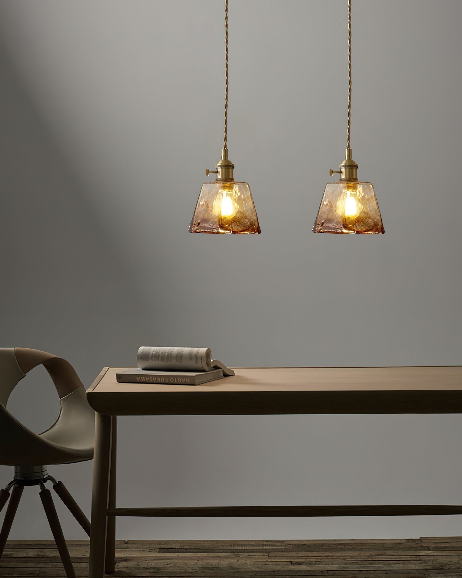 Bursztynowa lampa wisząca ze szkła | Vintage designerska lampa sufitowa z mosiądzu E27 do salonu i jadalni