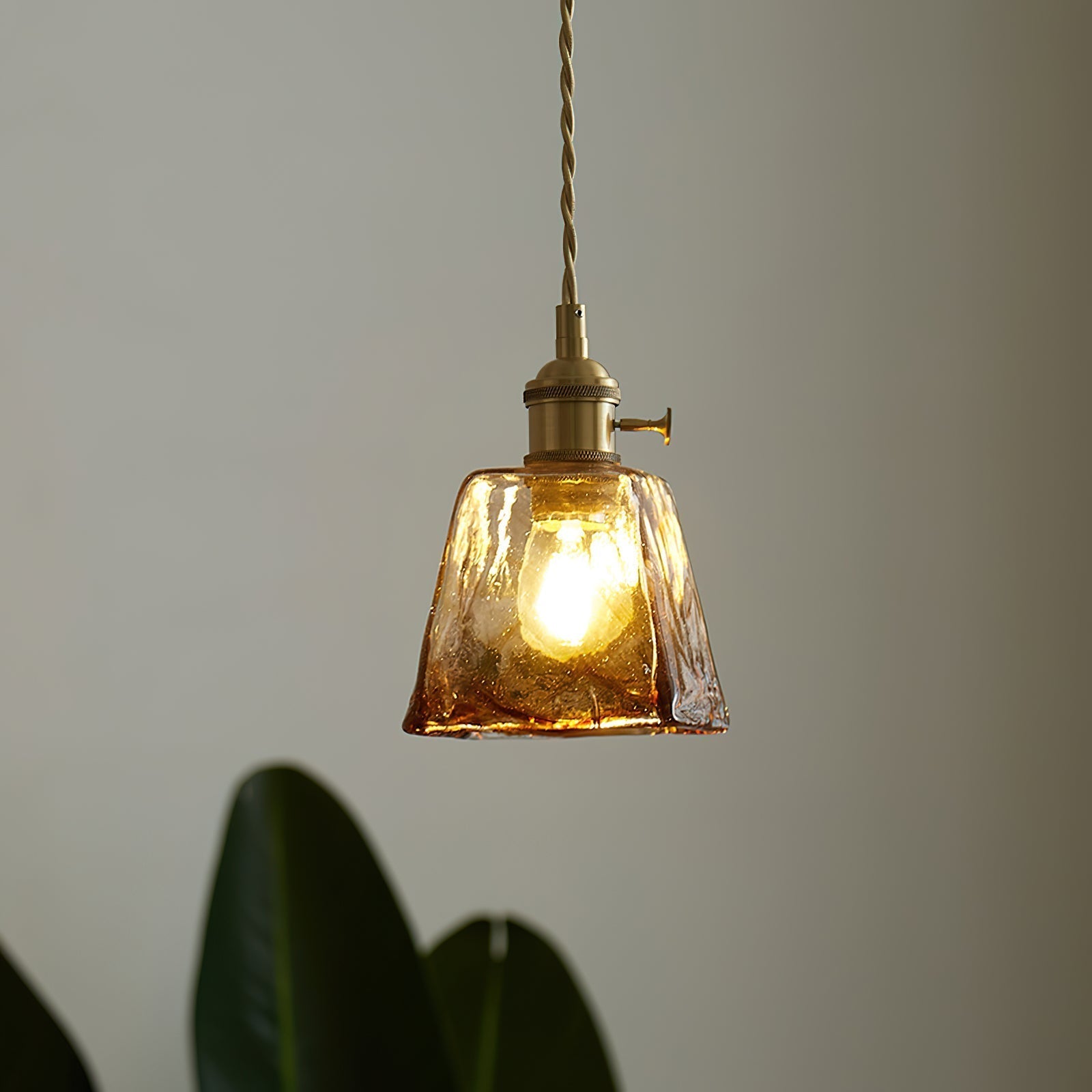 Bursztynowa lampa wisząca ze szkła | Vintage designerska lampa sufitowa z mosiądzu E27 do salonu i jadalni