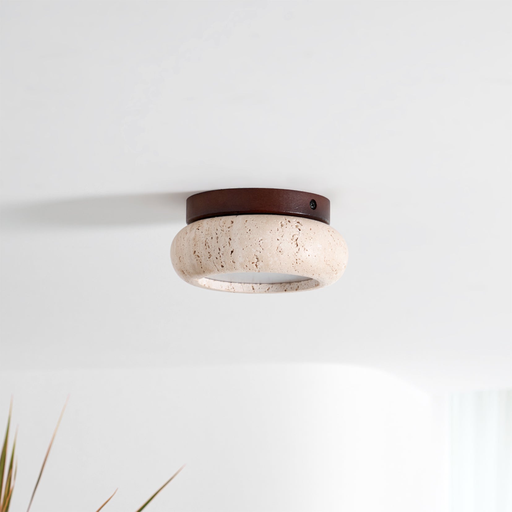 Mini lampa sufitowa LED Astra z trawertynu i drewna | Designerskie oświetlenie do korytarza, sypialni i garderoby