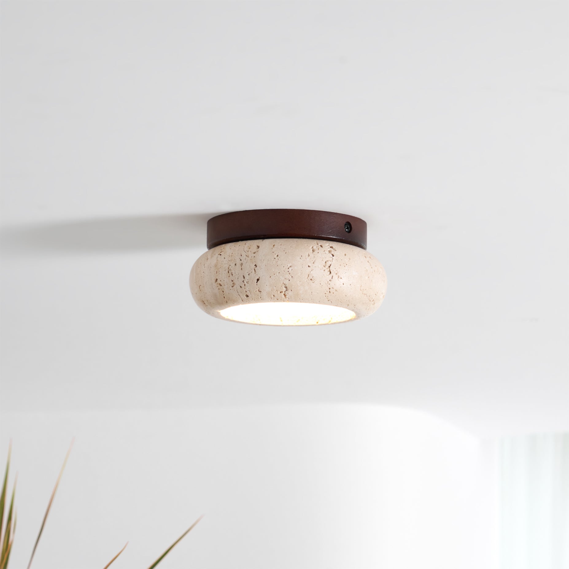 Mini lampa sufitowa LED Astra z trawertynu i drewna | Designerskie oświetlenie do korytarza, sypialni i garderoby