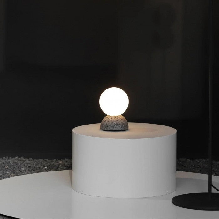 Lampa wisząca Origo z cementu | Designerska lampa sufitowa z kamienia i szkła do salonu i jadalni