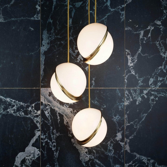 Lampa wisząca Crescent | Designerska lampa sufitowa z akrylu i mosiężnym wykończeniem do salonu i jadalni