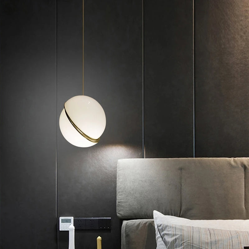 Lampa wisząca Crescent | Designerska lampa sufitowa z akrylu i mosiężnym wykończeniem do salonu i jadalni