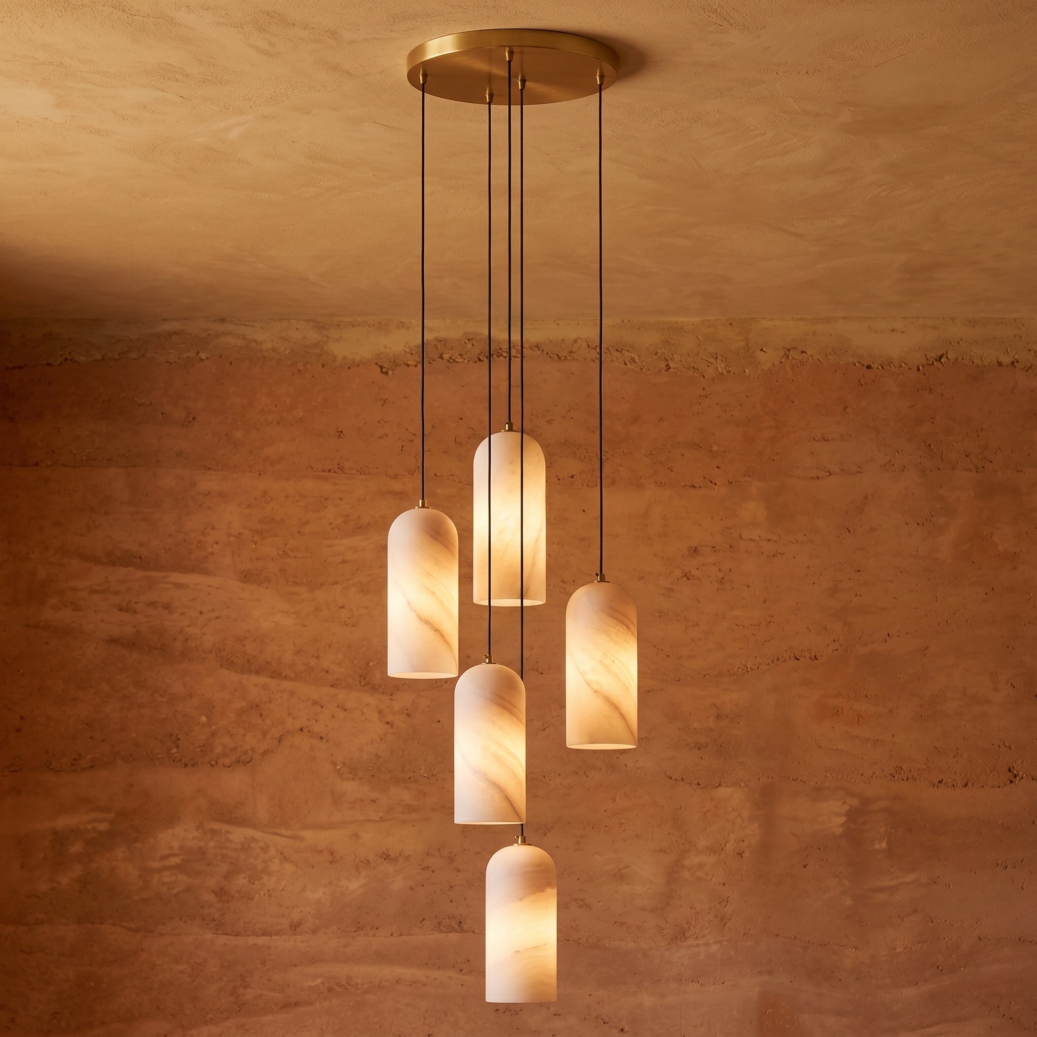 Alabastrowa lampa wisząca kula | Designerska lampa sufitowa z mosiądzu do salonu i jadalni