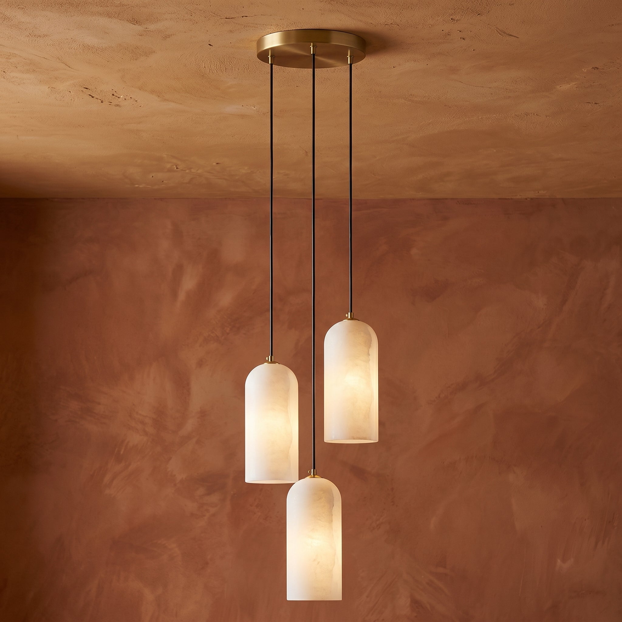 Alabastrowa lampa wisząca kula | Designerska lampa sufitowa z mosiądzu do salonu i jadalni