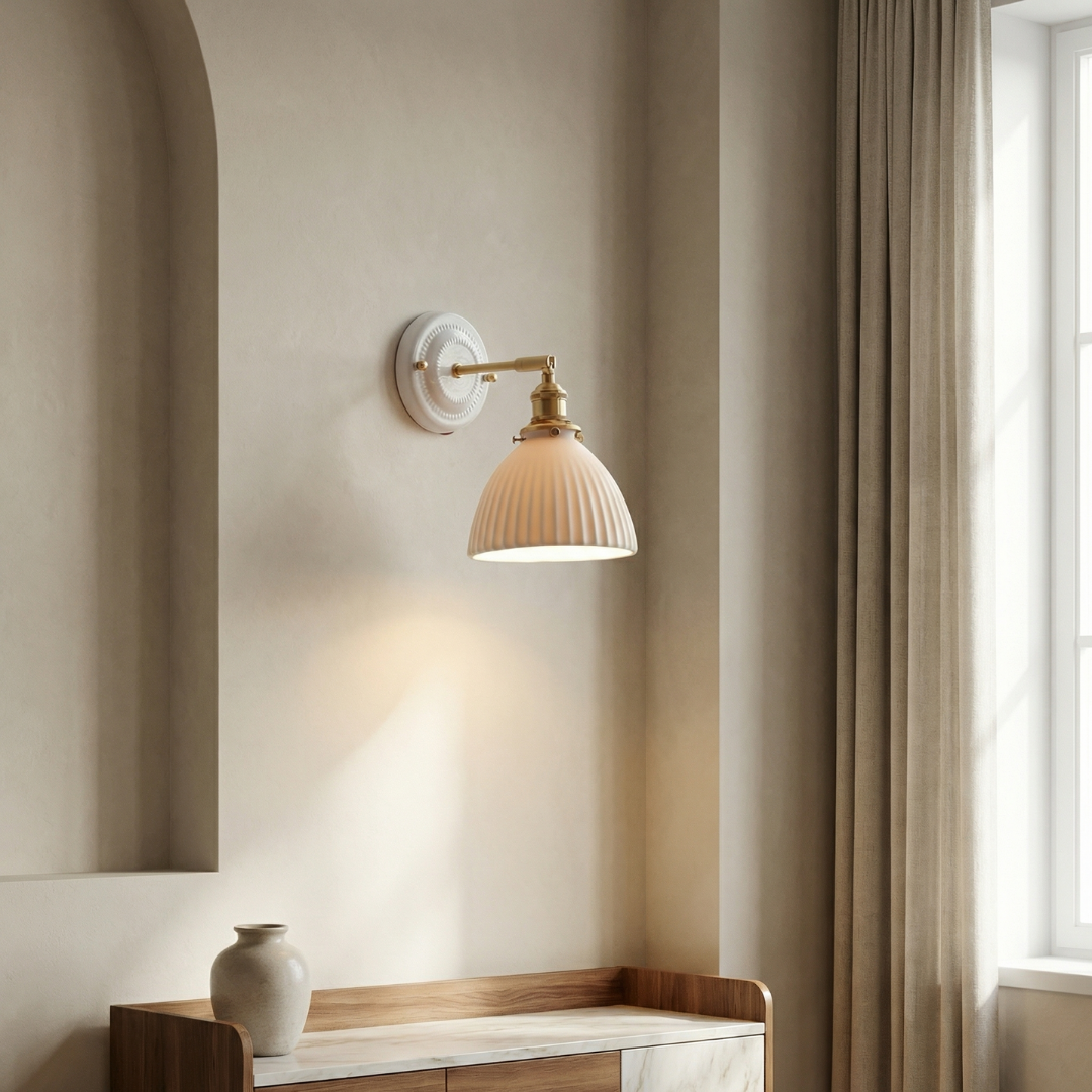 Elegancki Kinkiet Ceramiczny | Rzeźbiony Klosz z Mosiężnymi Akcentami do Delikatnego Oświetlenia
