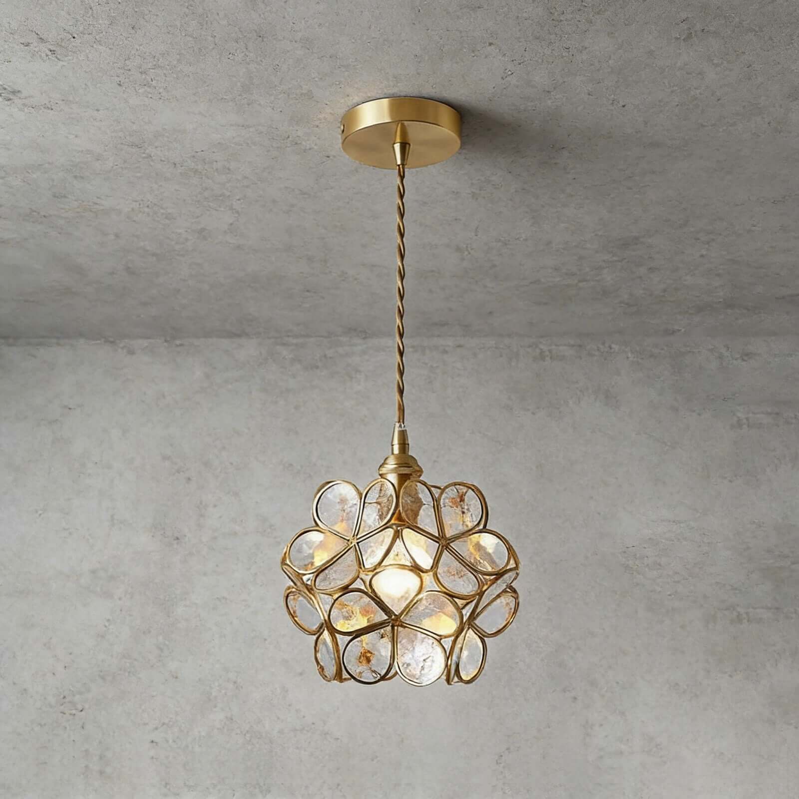Lumen Collection | Szklana lampa wisząca z kloszem w kształcie płatków | Eleganckie oświetlenie do kuchni, jadalni i przedpokoju