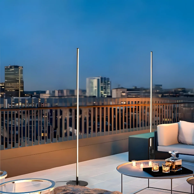 Elegancka Solarna Lampa Podłogowa Zewnętrzna | Majestatyczny Design z Bezprzewodowym Ładowaniem