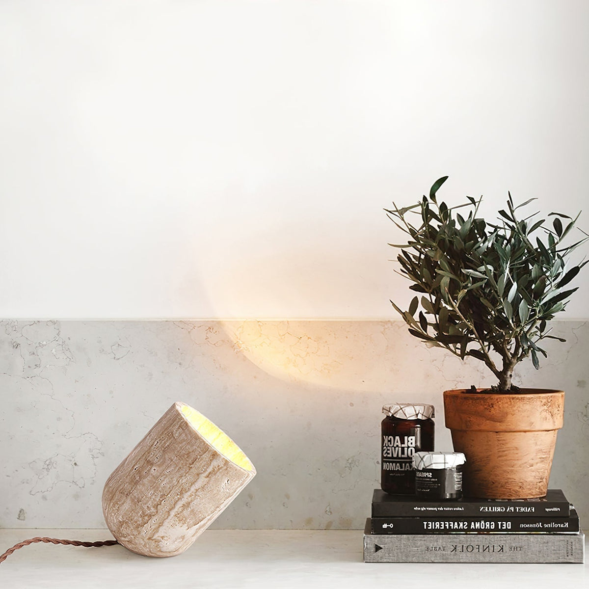 Lampa Stołowa ze Zwężającą się Podstawą z Żółtego Trawertynu