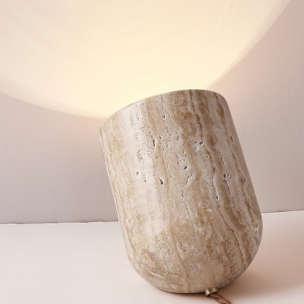 Lampa Stołowa ze Zwężającą się Podstawą z Żółtego Trawertynu