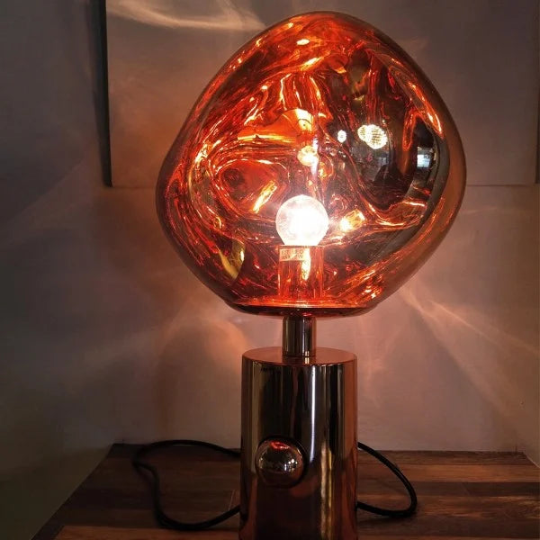Melt Collection | Przytulna, designerska lampa stołowa do nowoczesnych wnętrz z efektem topienia