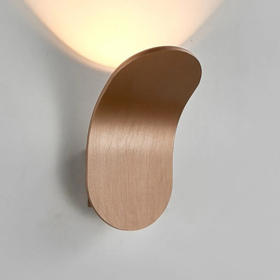 Minimalistyczna Lampa Ścienna | Miękkie Oświetlenie LED o Wygiętej Formie