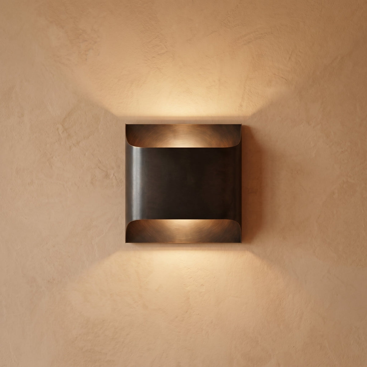 Nowoczesny Mosiężny Kinkiet Ścienny | Elegancka Lampa ze Stożkowym Kloszem
