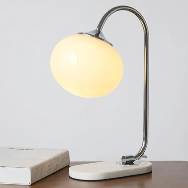 Przytulna, elegancka lampa stołowa ze szkła i metalu do nowoczesnych wnętrz