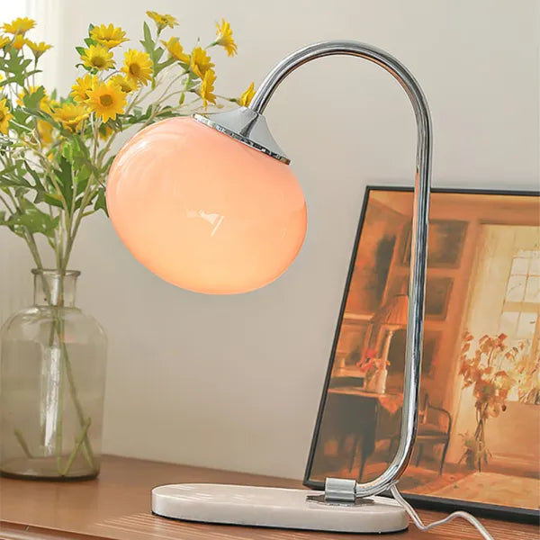 Przytulna, elegancka lampa stołowa ze szkła i metalu do nowoczesnych wnętrz