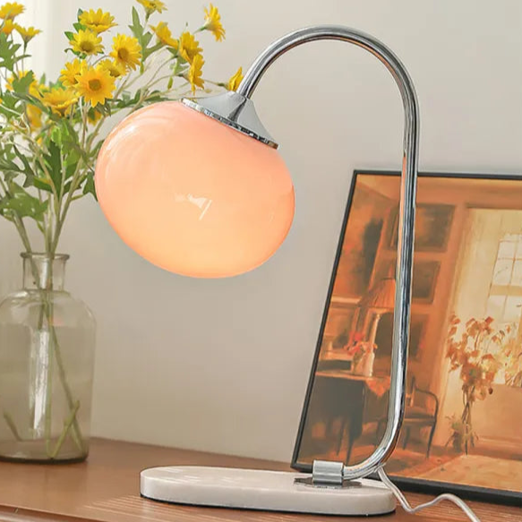 Przytulna, elegancka lampa stołowa ze szkła i metalu do nowoczesnych wnętrz