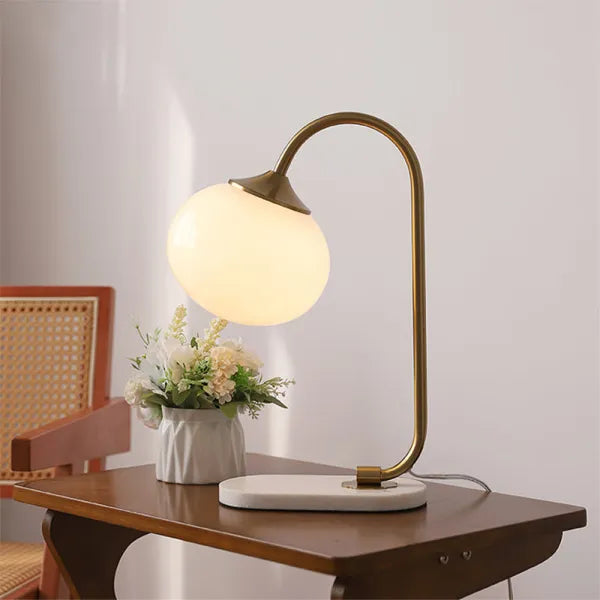 Przytulna, elegancka lampa stołowa ze szkła i metalu do nowoczesnych wnętrz