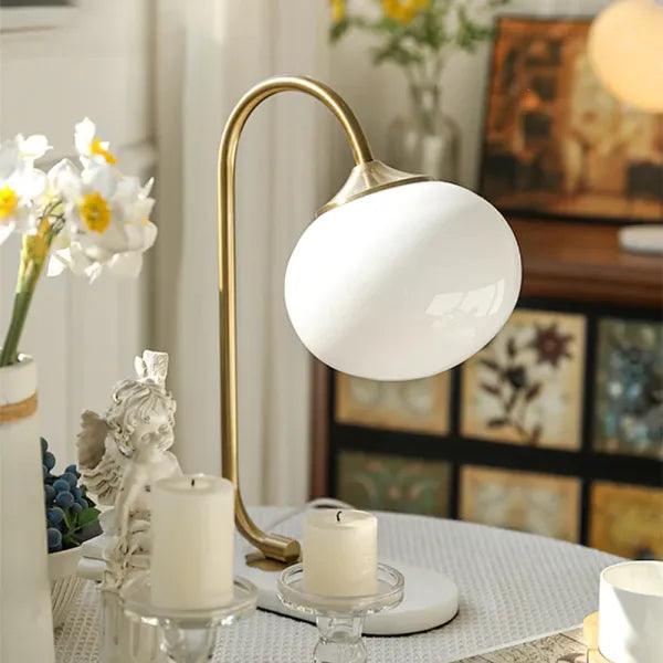 Przytulna, elegancka lampa stołowa ze szkła i metalu do nowoczesnych wnętrz
