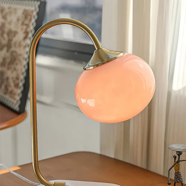 Przytulna, elegancka lampa stołowa ze szkła i metalu do nowoczesnych wnętrz