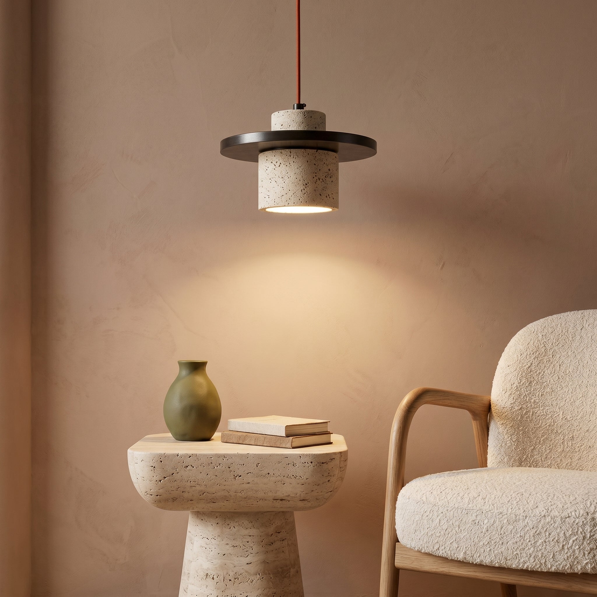 Lampa wisząca z naturalnego kamienia i orzechowym akcentem | Wyjątkowe oświetlenie nad wyspę kuchenną zapewniające ciepłą atmosferę