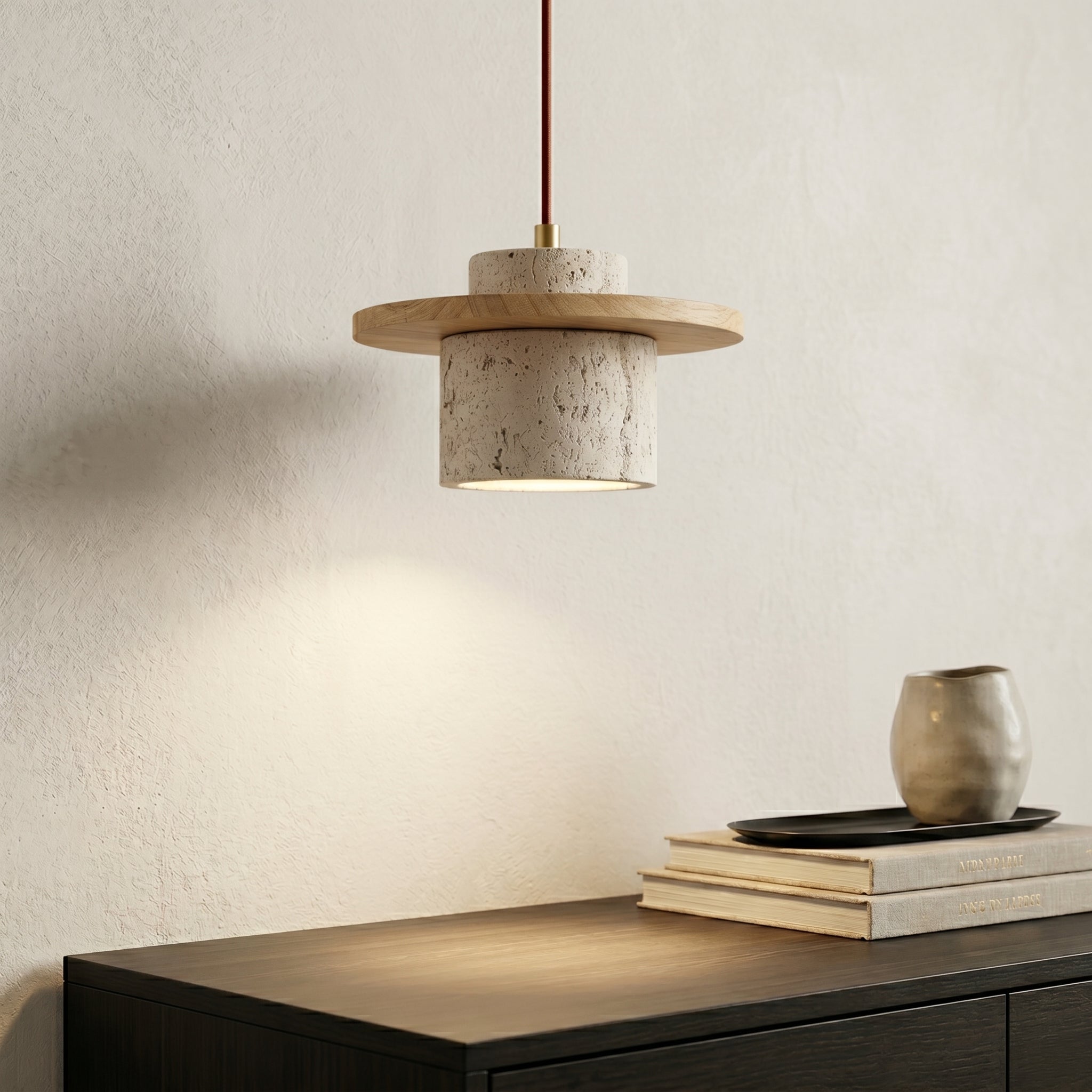 Lampa wisząca z naturalnego kamienia i orzechowym akcentem | Wyjątkowe oświetlenie nad wyspę kuchenną zapewniające ciepłą atmosferę