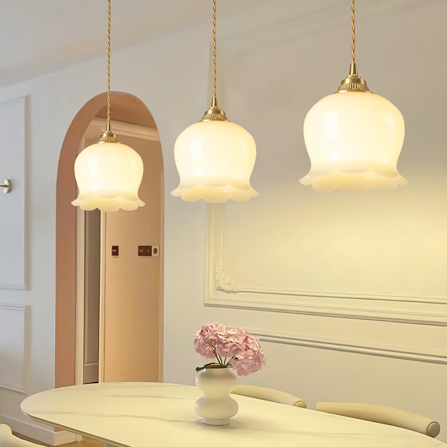 Nature's Glow | Przytulna, elegancka lampa wisząca z motywem kwiatowym do nowoczesnych wnętrz