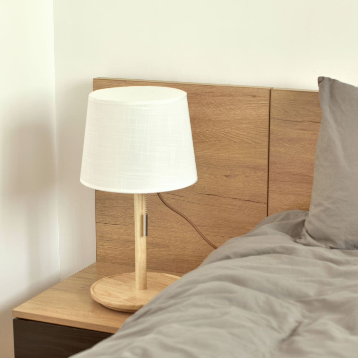 Nordic Walnut | Lampa Podłogowa z Eleganckim Kloszem Tekstylnym