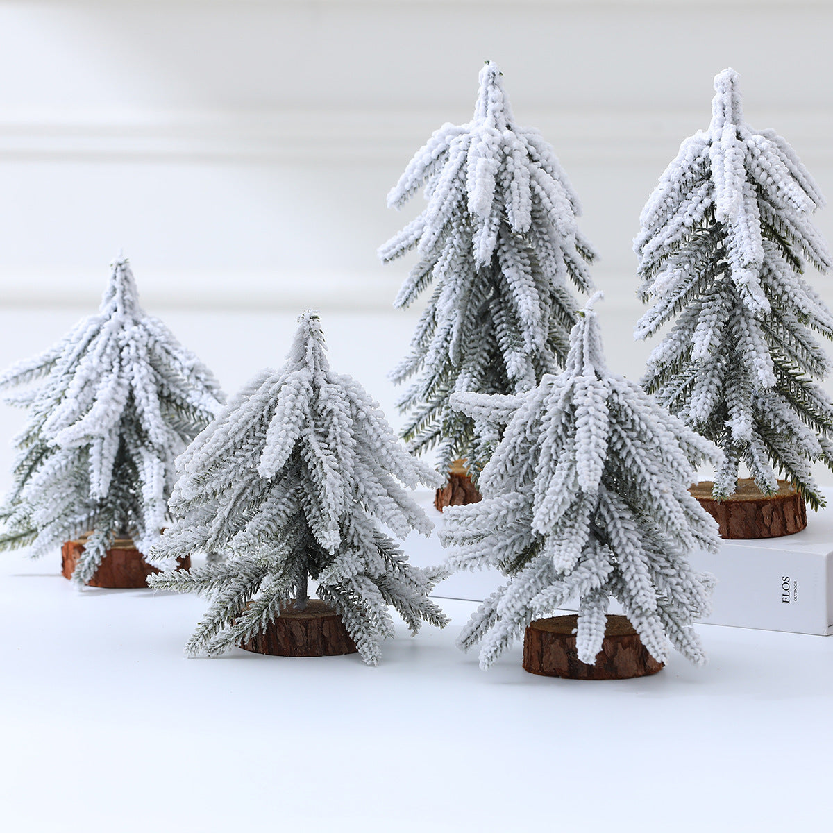 Podświetlane Miniaturowe Choinki na Drewnianych Podstawach