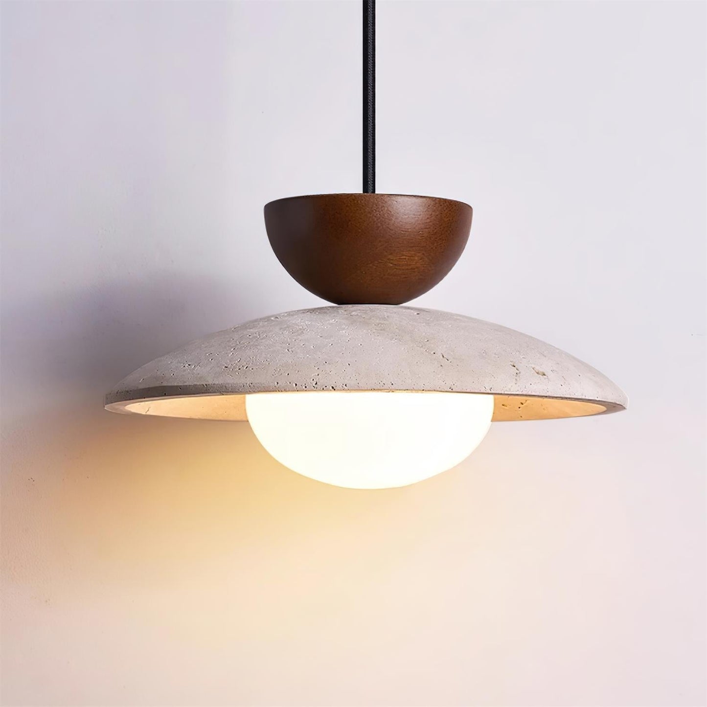 Tia | Lampa wisząca z naturalnego trawertynu z regulowaną wysokością | Wyjątkowy design zapewniający ciepłe oświetlenie ambientowe