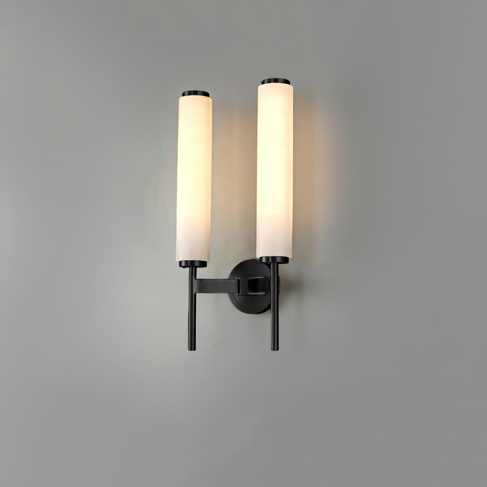 Vintage Art Deco | Lampa ścienna z mosiężnym wykończeniem i alabastrowym kloszem | Eleganckie oświetlenie do salonu i sypialni