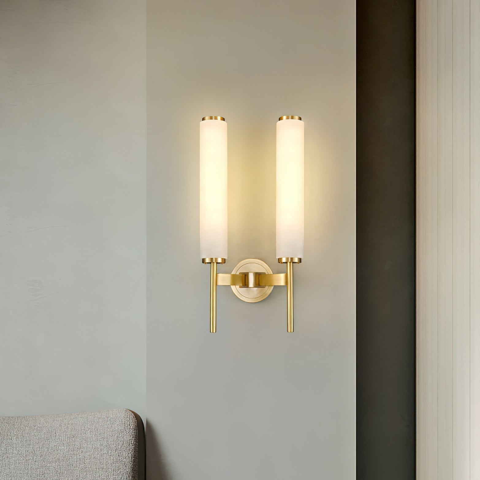 Vintage Art Deco | Lampa ścienna z mosiężnym wykończeniem i alabastrowym kloszem | Eleganckie oświetlenie do salonu i sypialni