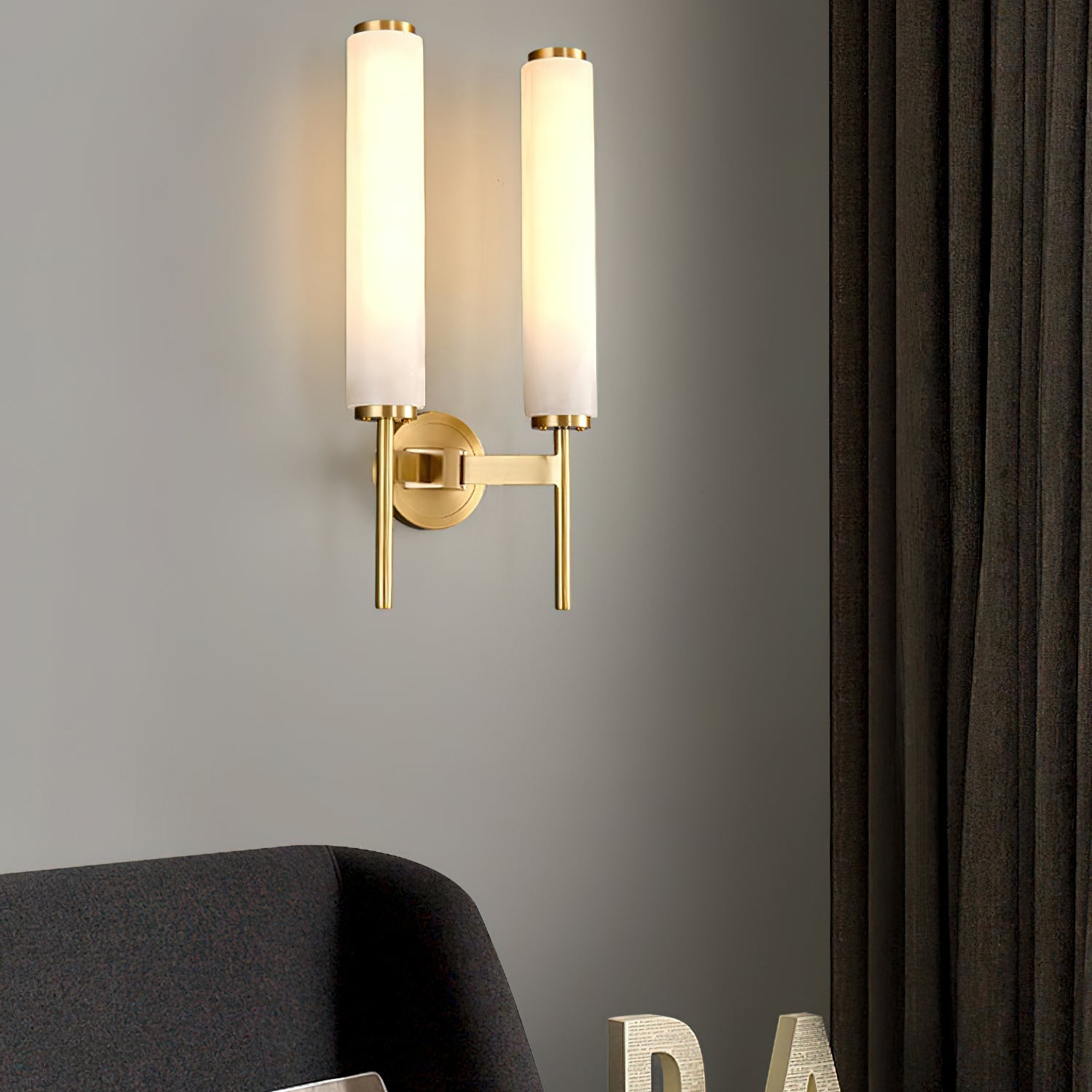 Vintage Art Deco | Lampa ścienna z mosiężnym wykończeniem i alabastrowym kloszem | Eleganckie oświetlenie do salonu i sypialni