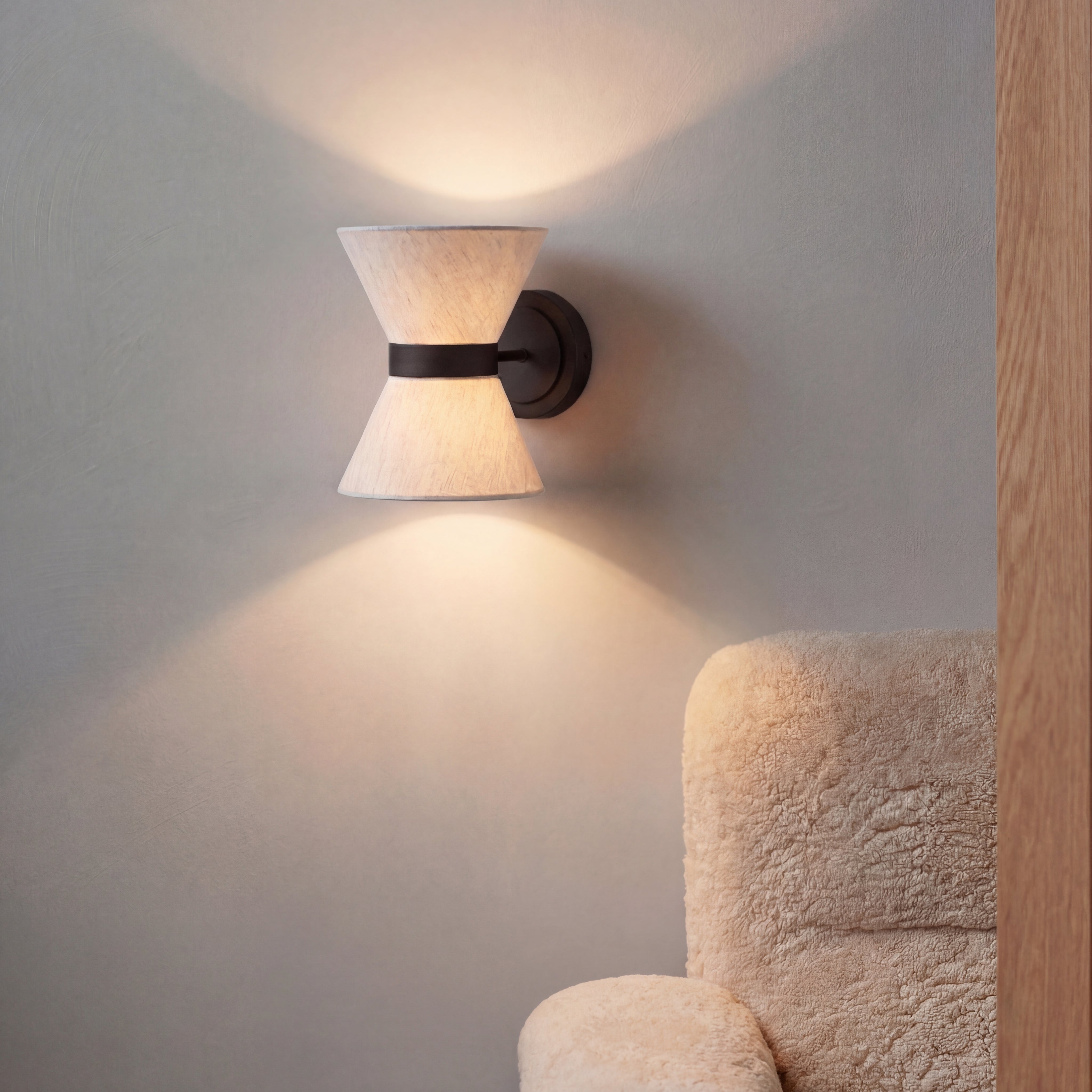Kolekcja Wabi Sabi | Jedwabna lampa ścienna o asymetrycznym designie | Miękkie, nastrojowe oświetlenie