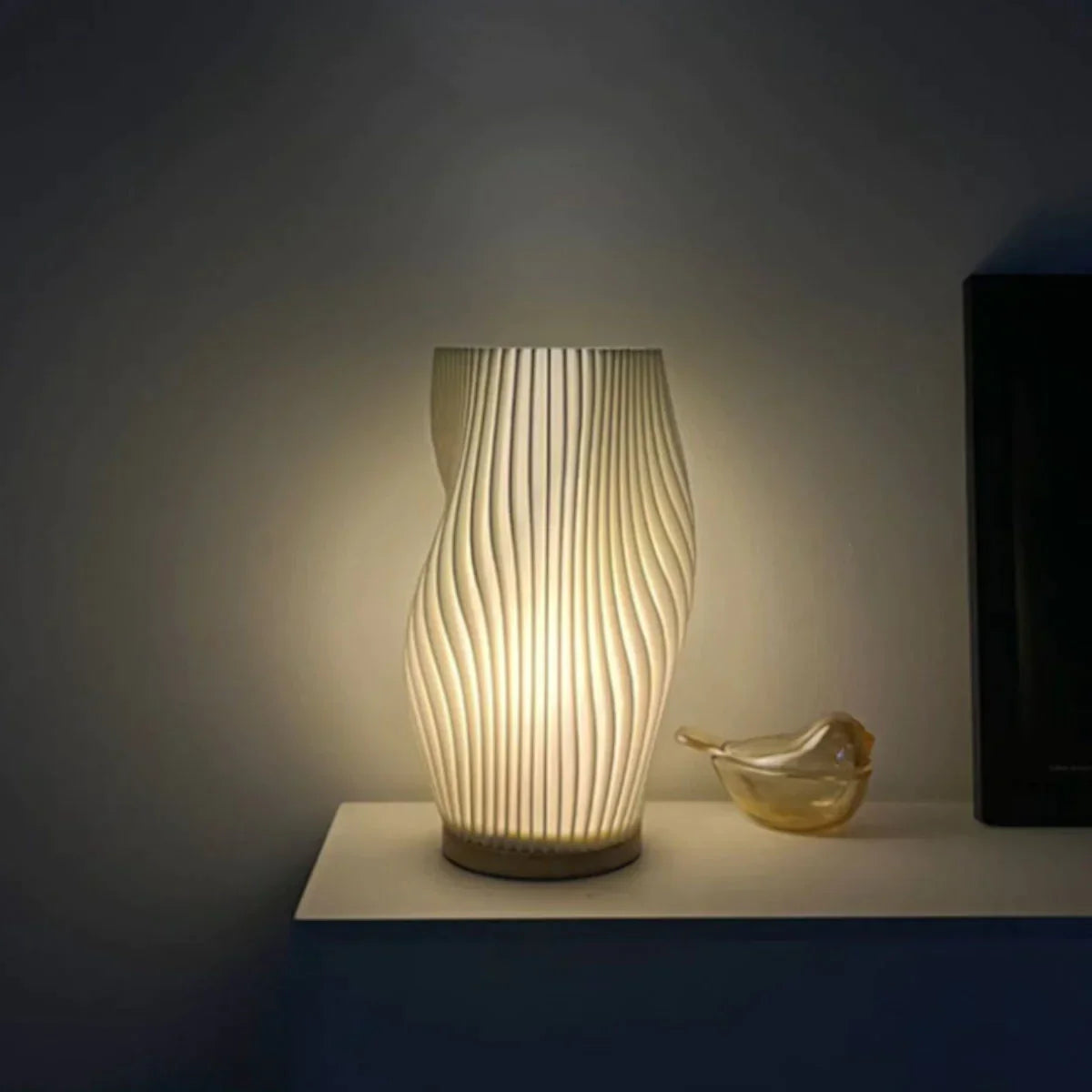 Wavecrest | Ściemnialna lampa stołowa o eleganckim designie | Zasilanie USB dla stylowej atmosfery