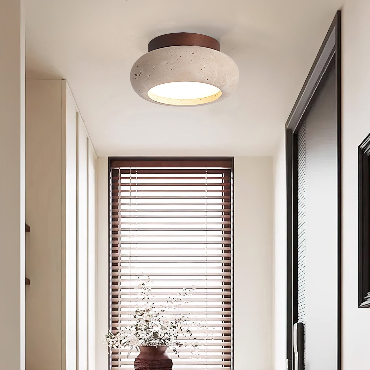 Mini lampa sufitowa LED Astra z trawertynu i drewna | Designerskie oświetlenie do korytarza, sypialni i garderoby