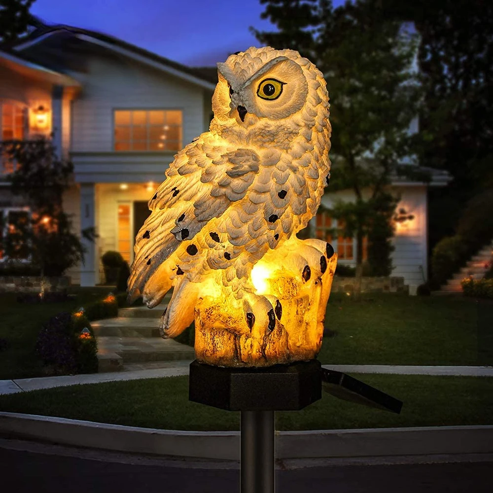 Solar Owl - lampa ogrodowa, włączone światło