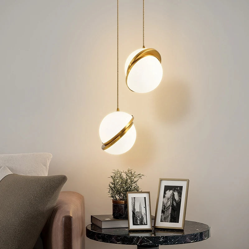 Lampa wisząca Crescent | Designerska lampa sufitowa z akrylu i mosiężnym wykończeniem do salonu i jadalni