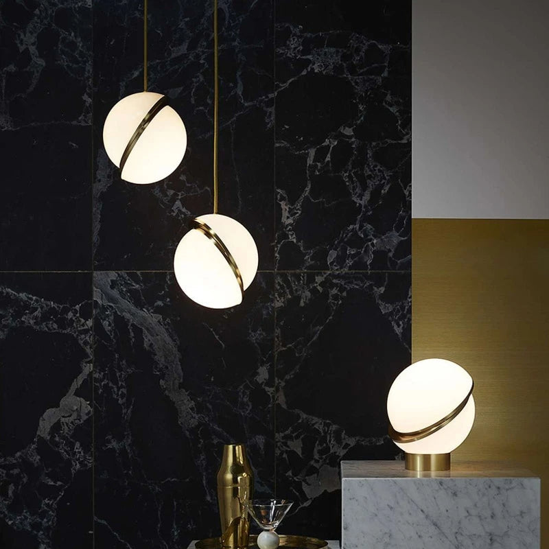 Lampa wisząca Crescent | Designerska lampa sufitowa z akrylu i mosiężnym wykończeniem do salonu i jadalni