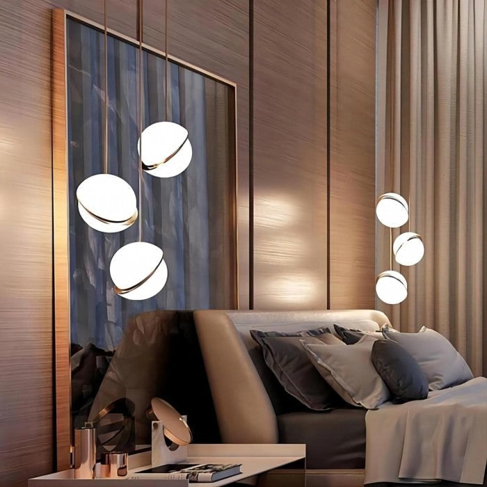 Lampa wisząca Crescent | Designerska lampa sufitowa z akrylu i mosiężnym wykończeniem do salonu i jadalni