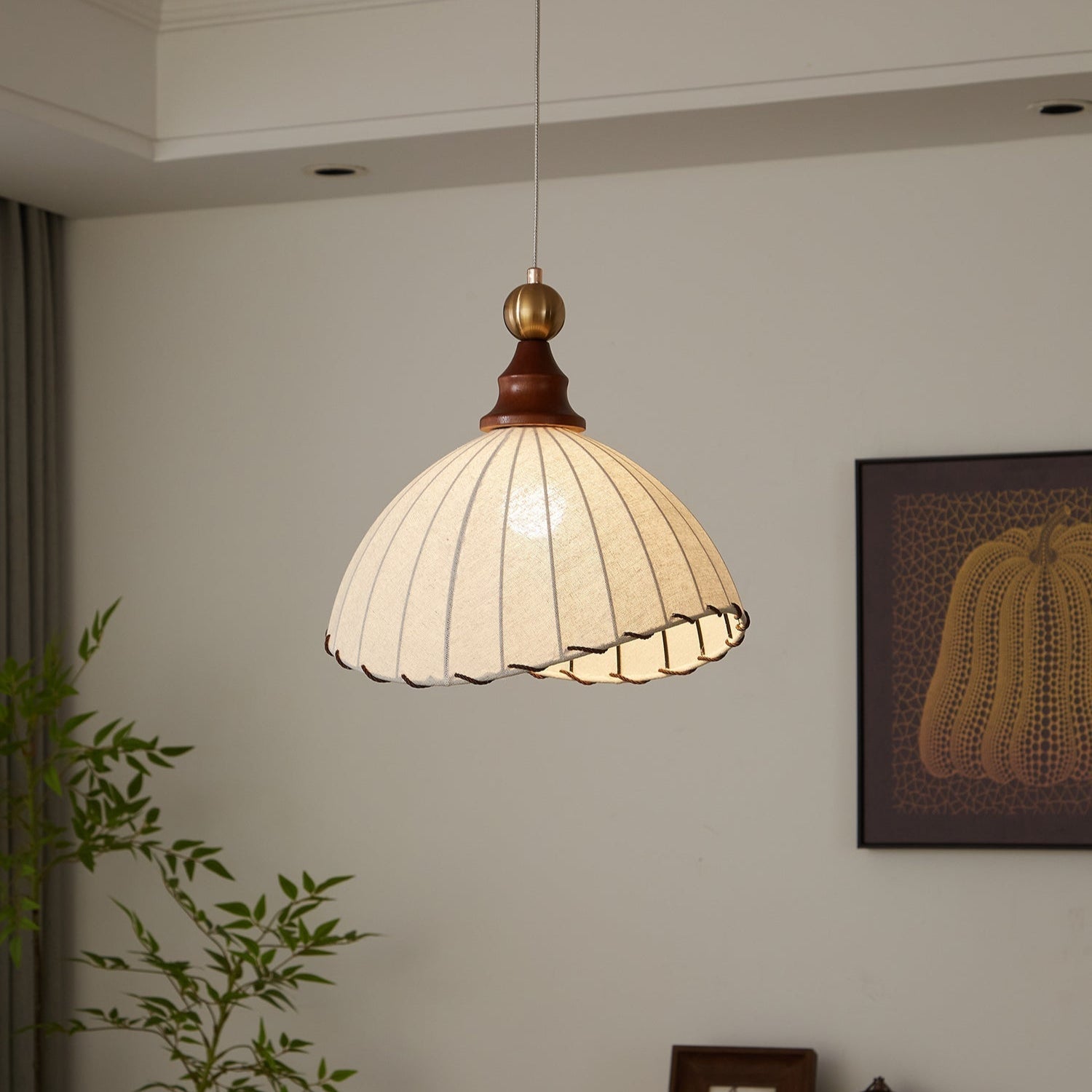 Lampa wisząca Eldora | Designerska lampa sufitowa z drewna i tkaniny do salonu i jadalni