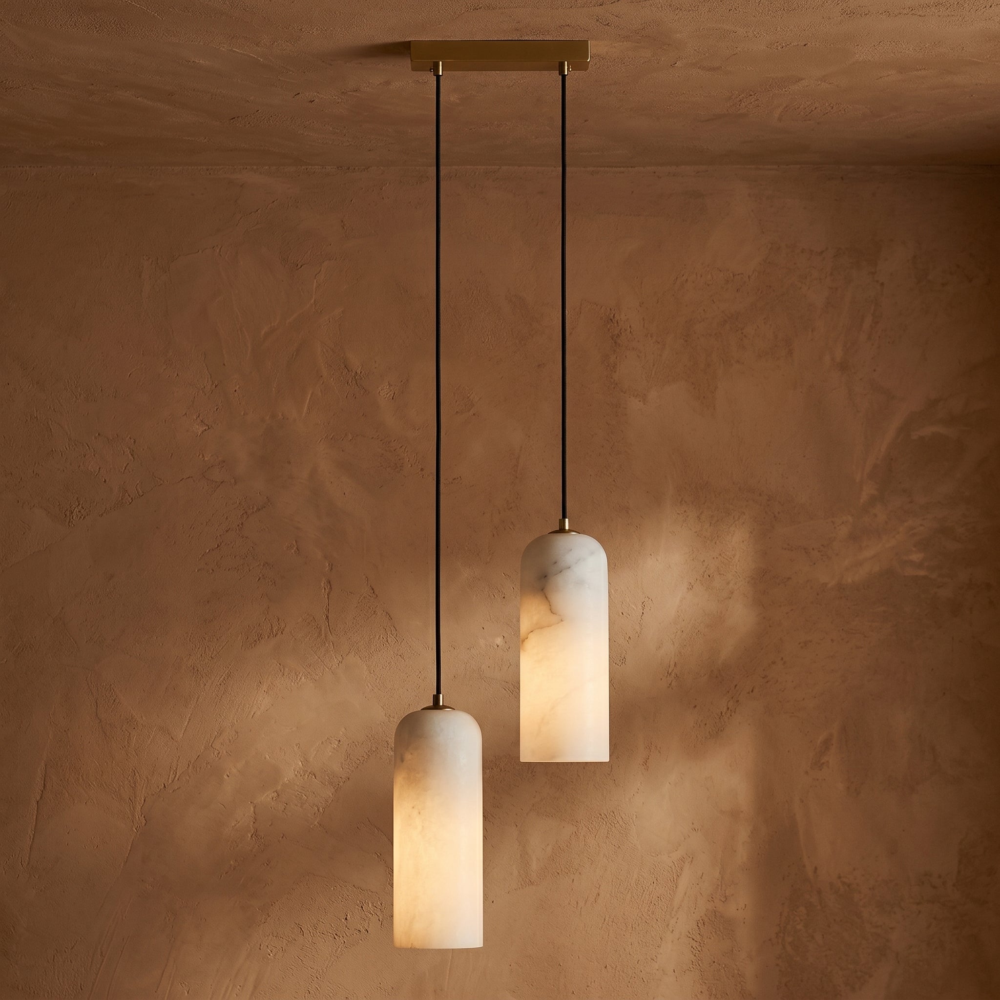 Alabastrowa lampa wisząca kula | Designerska lampa sufitowa z mosiądzu do salonu i jadalni