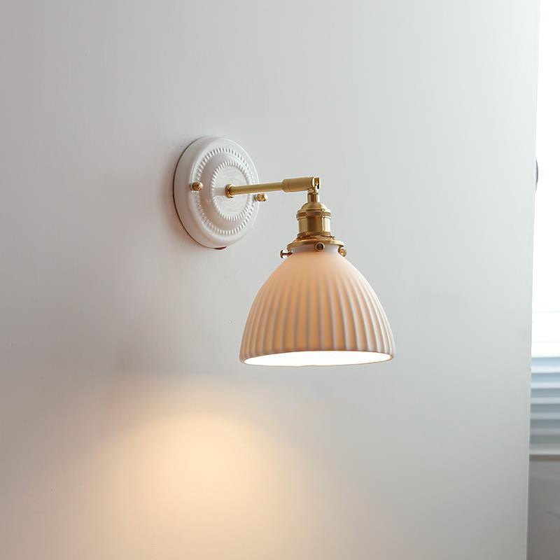 Elegancki Kinkiet Ceramiczny | Rzeźbiony Klosz z Mosiężnymi Akcentami do Delikatnego Oświetlenia