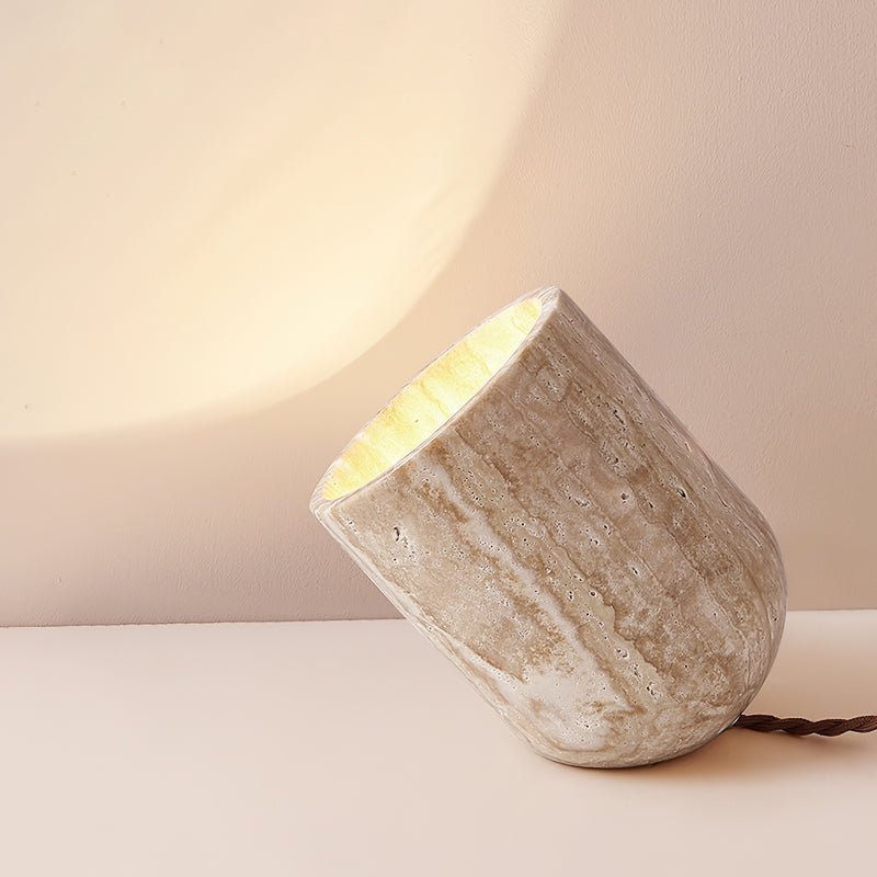 Lampa Stołowa ze Zwężającą się Podstawą z Żółtego Trawertynu