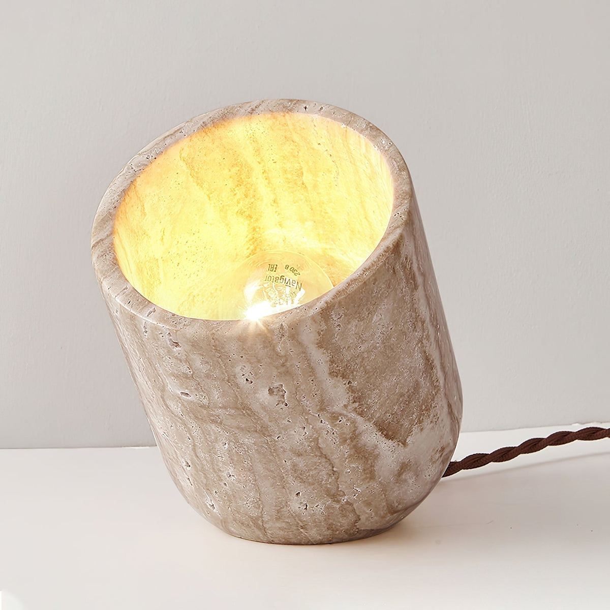 Lampa Stołowa ze Zwężającą się Podstawą z Żółtego Trawertynu
