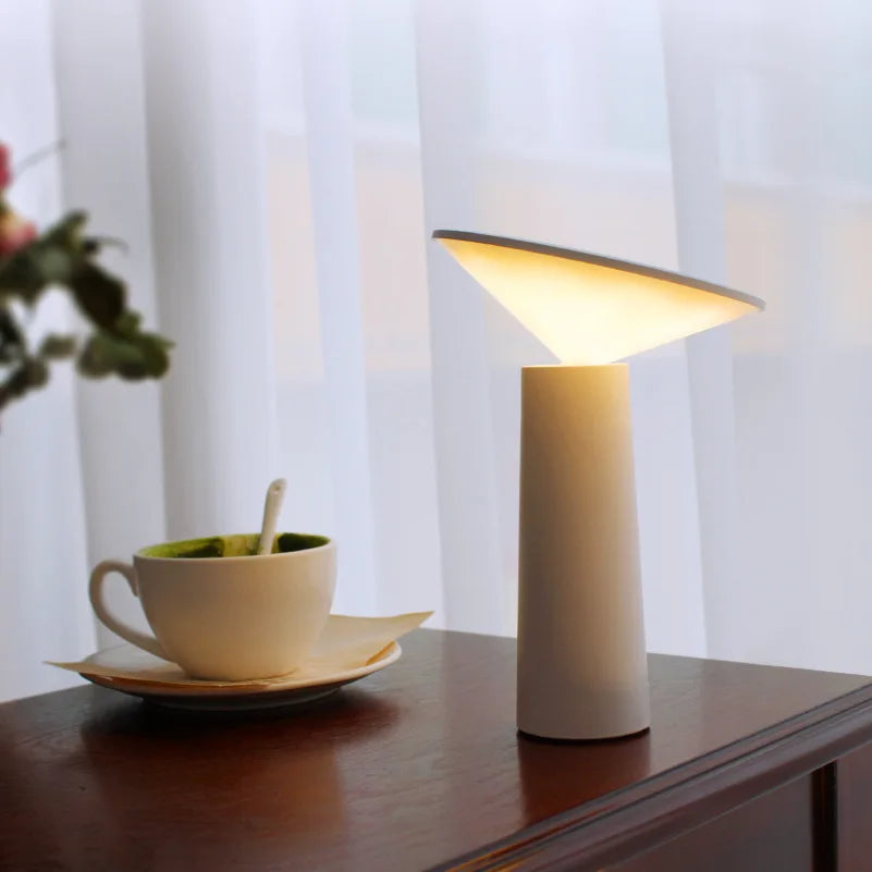 Elegancka bezprzewodowa lampa stołowa z pilotem do elastycznego oświetlenia