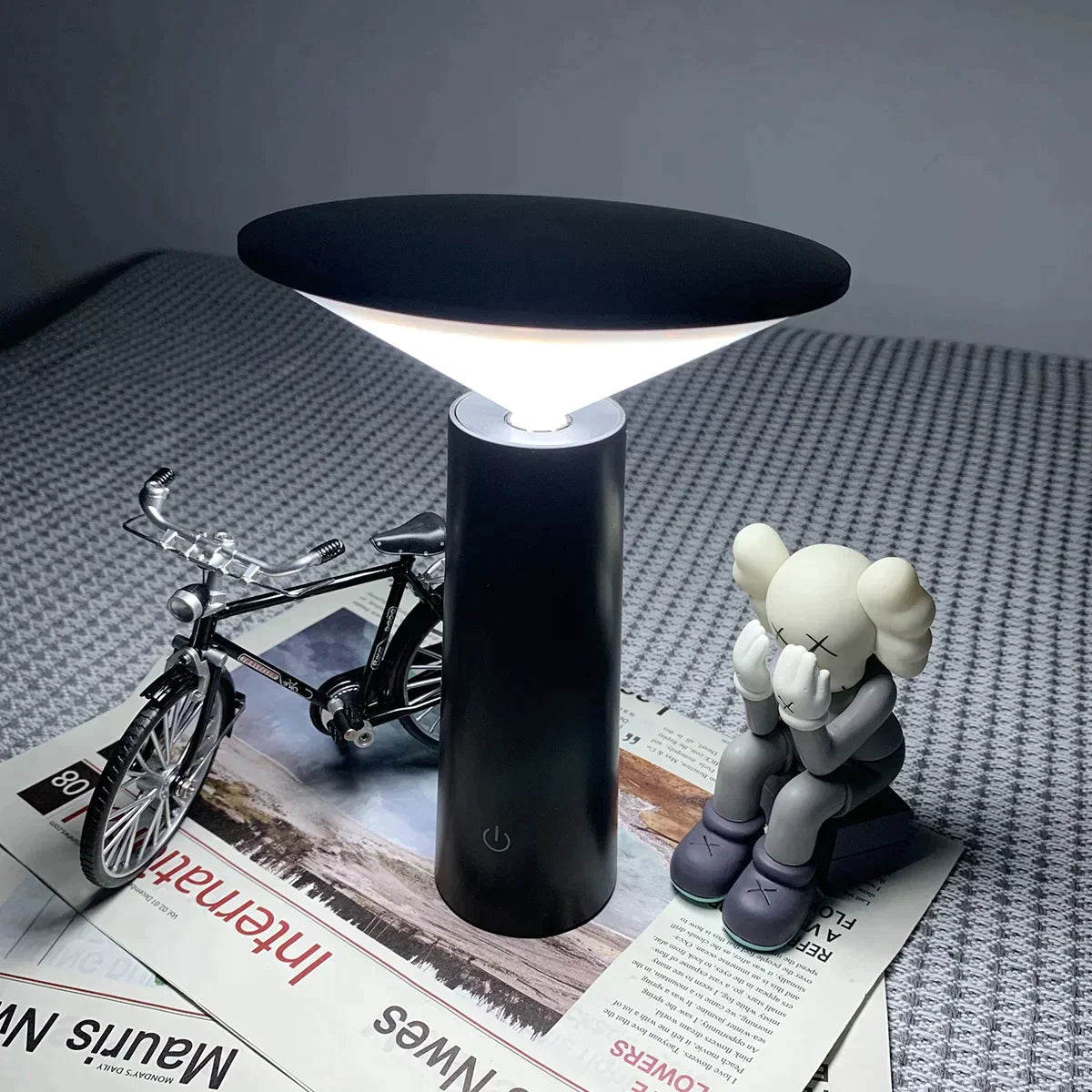 Elegancka bezprzewodowa lampa stołowa z pilotem do elastycznego oświetlenia