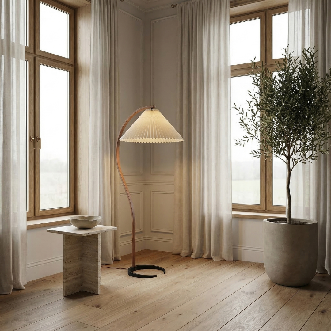 Lumen Caprani | Drewniana Lampa Podłogowa z Lnianym Kloszem i Zakrzywionym Designem
