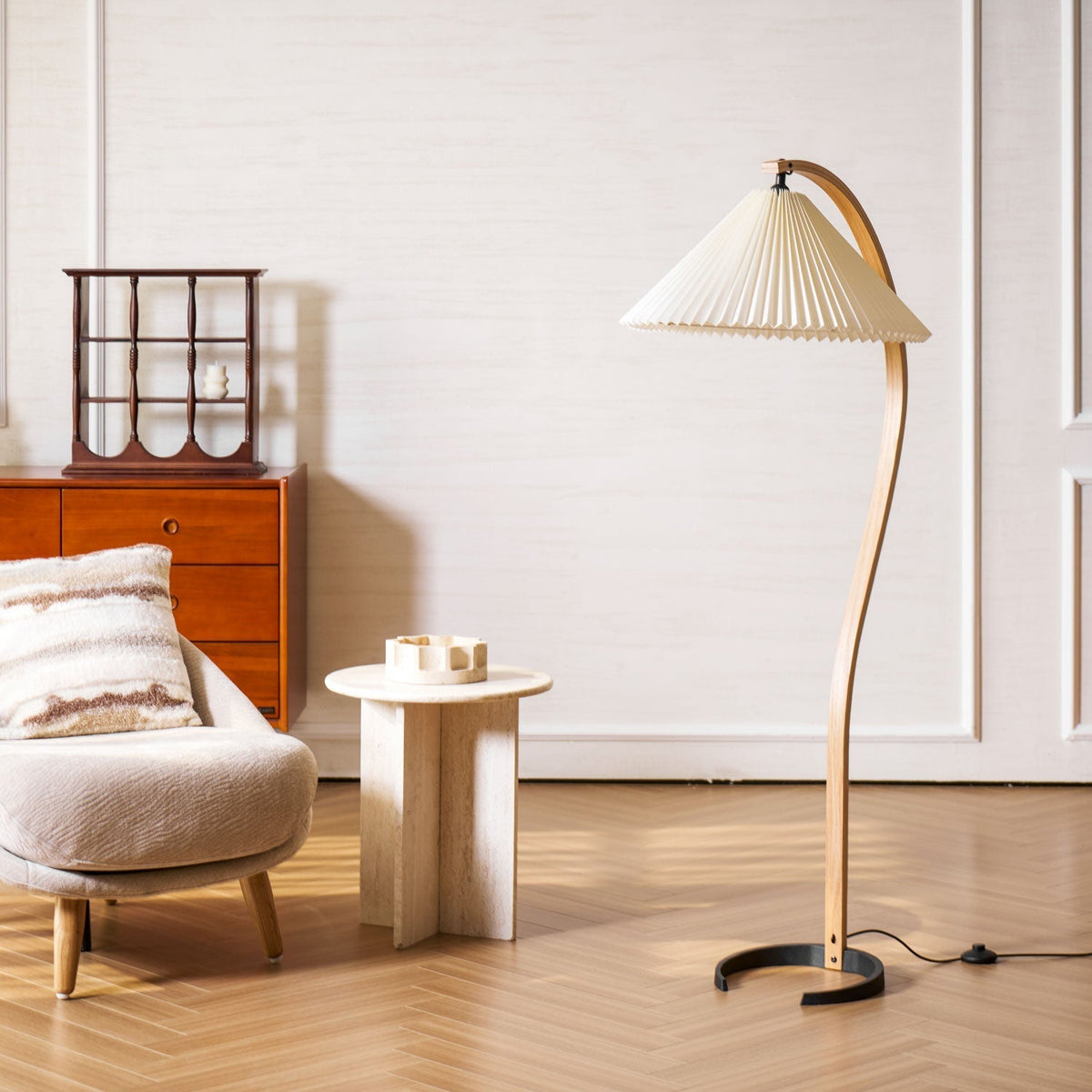 Lumen Caprani | Drewniana Lampa Podłogowa z Lnianym Kloszem i Zakrzywionym Designem