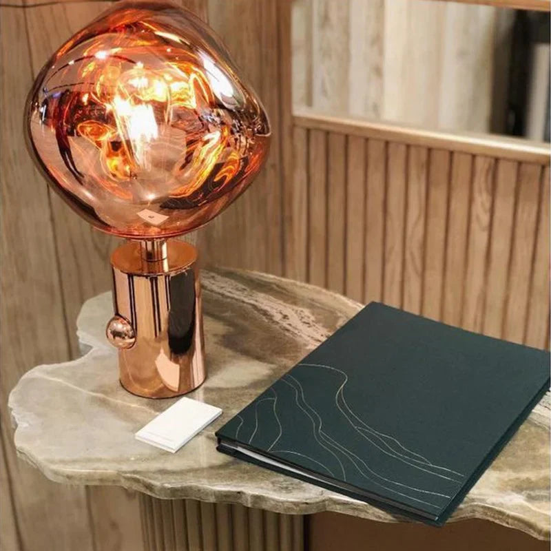 Melt Collection | Przytulna, designerska lampa stołowa do nowoczesnych wnętrz z efektem topienia