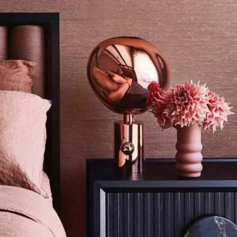 Melt Collection | Przytulna, designerska lampa stołowa do nowoczesnych wnętrz z efektem topienia